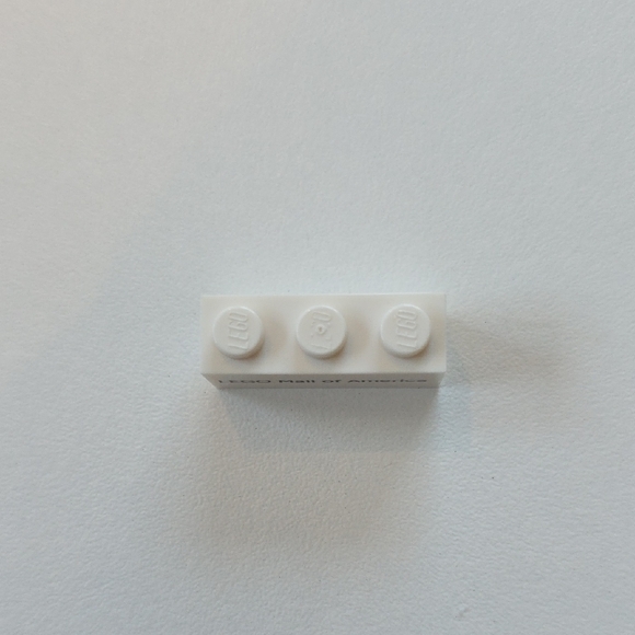 Custom White LEGO Brick - Carlos - Mall Of America - Picture 3 of 4